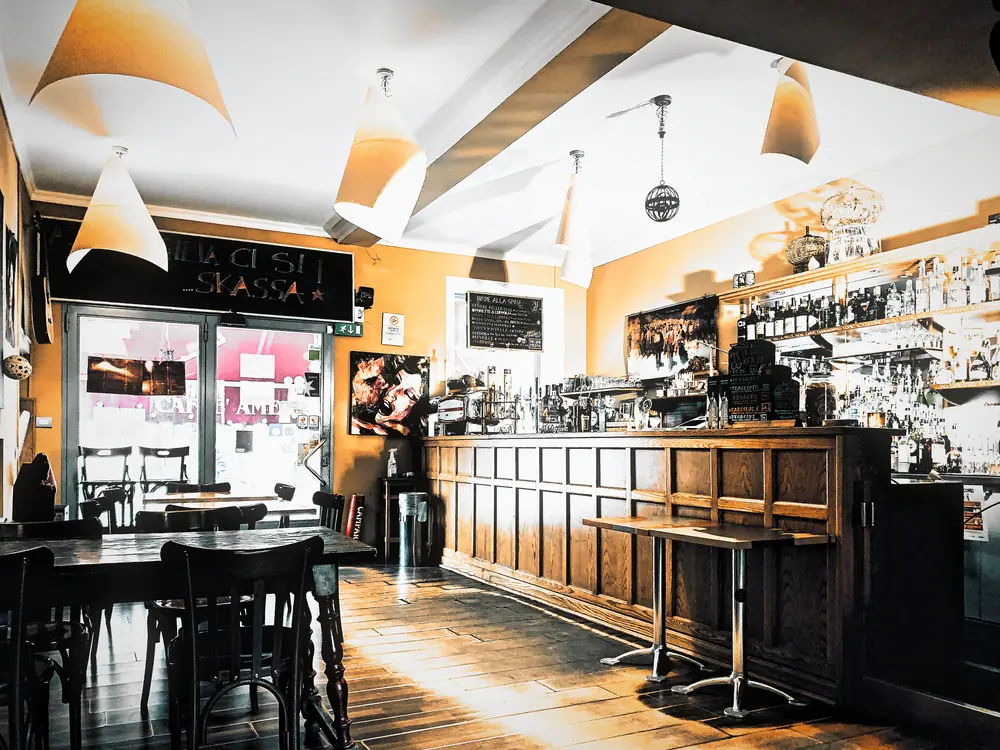 Il bancone e la sala del cocktail bar della Locanda Al 5 di Lainate